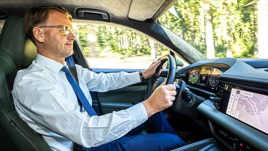 Christian Mühlhäuser, Vice President Bridgestone Central Europe, am Steuer eines Porsche Macan 4S. Das Cockpit-Foto zeigt Christian Mühlhäuser, Vice President Bridgestone Central Europe, während des Interviews am Steuer eines Porsche Macan 4S.