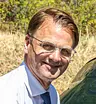 Das Potraitfoto zeigt Christian Mühlhäuser, Vice President Bridgestone Central Europe, vor einem Porsche Macan 4S. - Foto: Frank Ratering Das Potraitfoto zeigt Christian Mühlhäuser, Vice President Bridgestone Central Europe, vor einem Porsche Macan 4S. - Foto: Frank Ratering