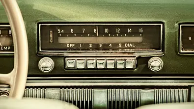 Ein Autoradio im Armaturenbrett eines Oldtimers. - Foto: iStock/DutchScenery