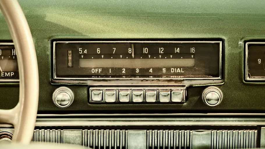 Retro-Autoradio Ein Autoradio im Armaturenbrett eines Oldtimers.