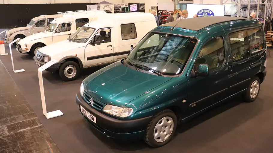 Citroën Berlingo samt Ahnenreihe Citroën Berlingo samt Ahnenreihe statisch von schräg vorne fotografiert.