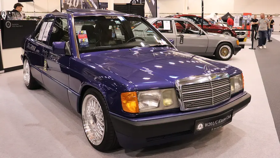 Mercedes 190E 2.3 Avantgarde Azzurro Mercedes 190E 2.3 Avantgarde Azzurro statisch von schräg vorne fotografiert.