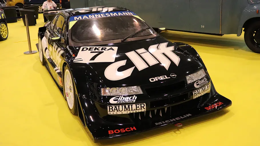 Retro Classics 2026 Highlights Opel Calibra V6 4×4 statisch von schräg vorne fotografiert.