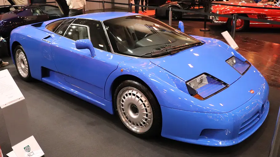 Bugatti EB 110 Bugatti EB 110 statisch von schräg vorne fotografiert.