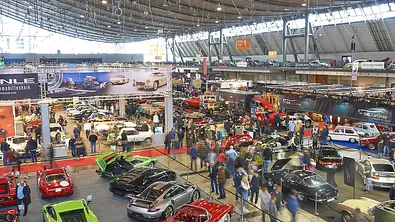 Der Blick über die Oldtimer-Messe Retro Classics Stuttgart - Foto: Retro Classics