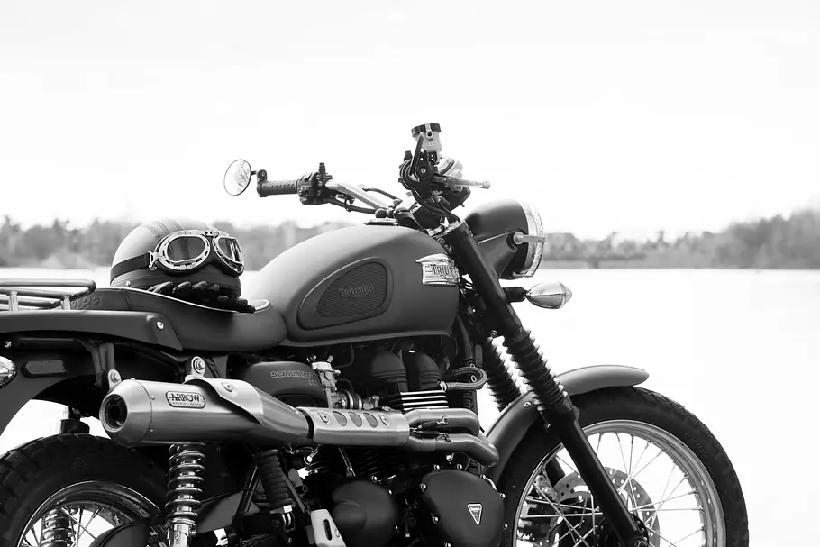 Ein Retro-Motorradhelm ist nicht nur ein modisches Accessoire, sondern auch ein wichtiger Sicherheitsaspekt.