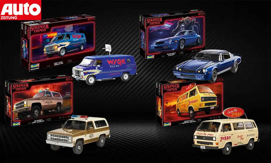 Zu sehen sind die vier Revell-Modelle zum Stranger-Things-Finale vor einem Hintergrund mit Carbon-Muster (v.l.n.r): oben Squawk Van, Chevrolet Camaro; unten Chevrolet Blazer K5, VW T3 Bus.