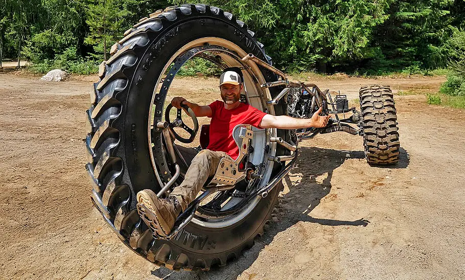 Das Farm-Monster-Trike stehend von vorne.