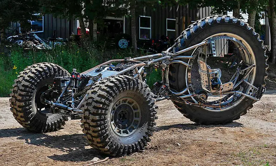 Das Farm-Monster-Trike stehend von hinten.