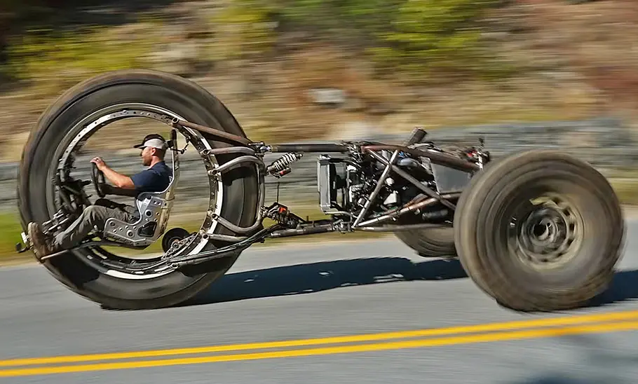 Das Farm-Monster-Trike fahrend seitlich.
