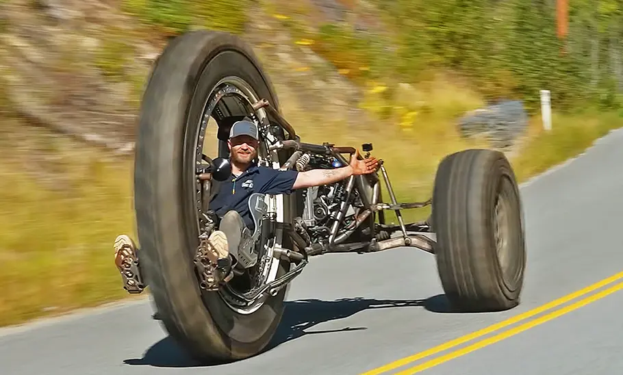 Das Farm-Monster-Trike fahrend von vorne.