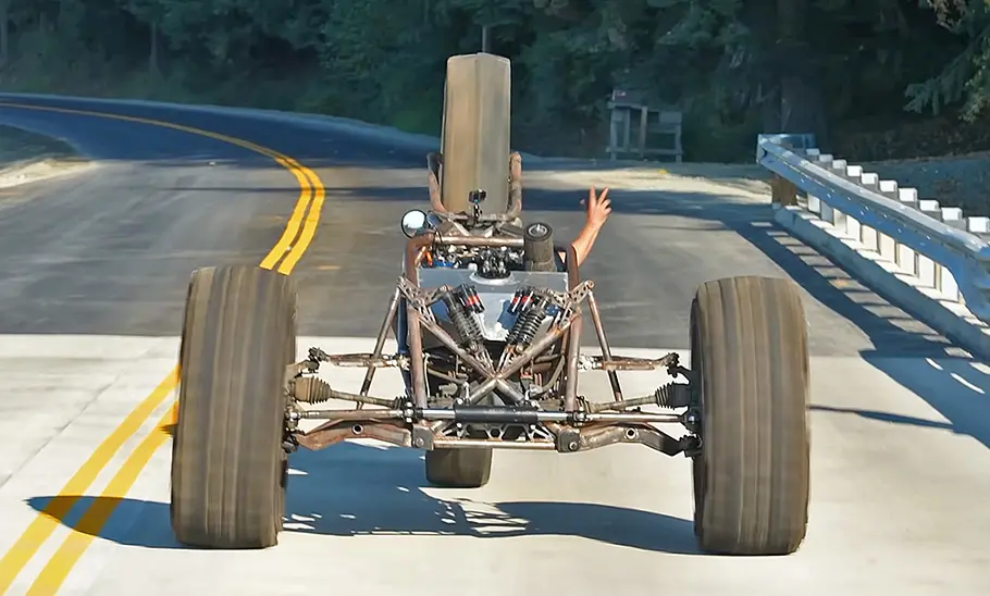 Das Farm-Monster-Trike fahrend von hinten.