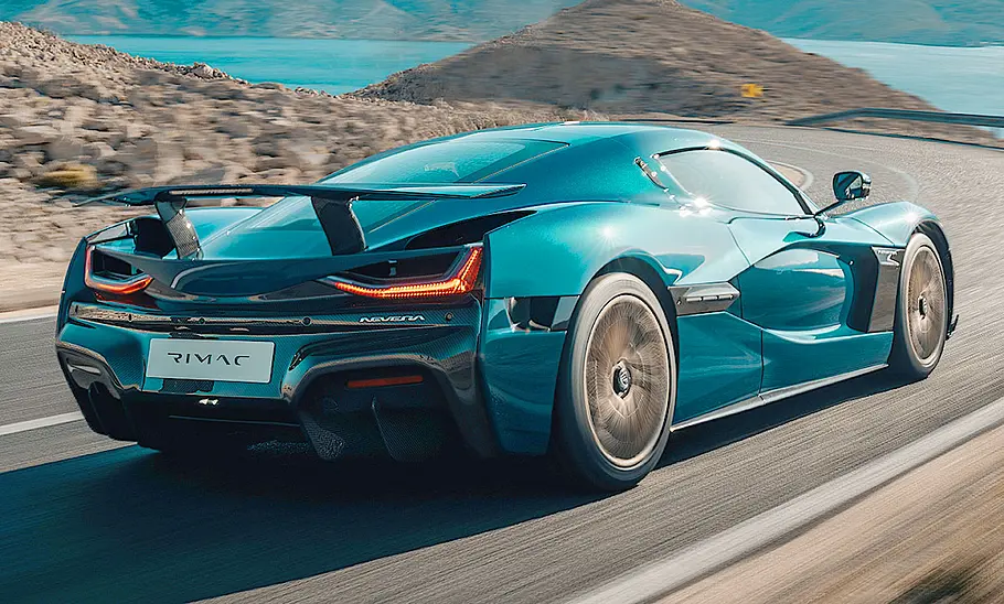 Rimac Nevera (2021); Supersportler; Hypercar; Elektroauto; fahrend; Außenansicht; Heckansicht