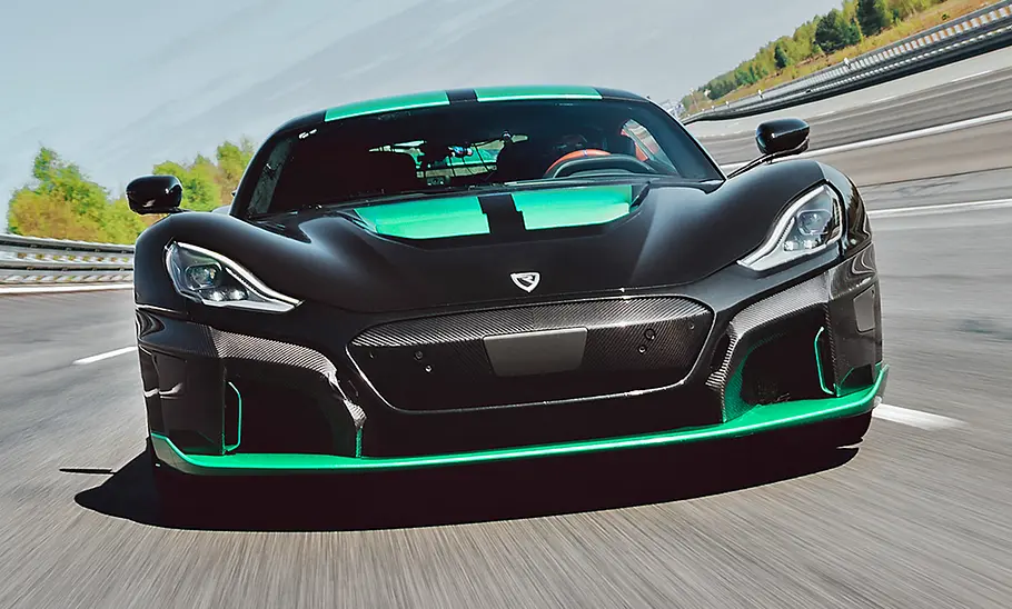 Rimac Nevera (2023); Supersportler; Hypercar; Elektroauto; fahrend; Außenansicht; Frontalsicht