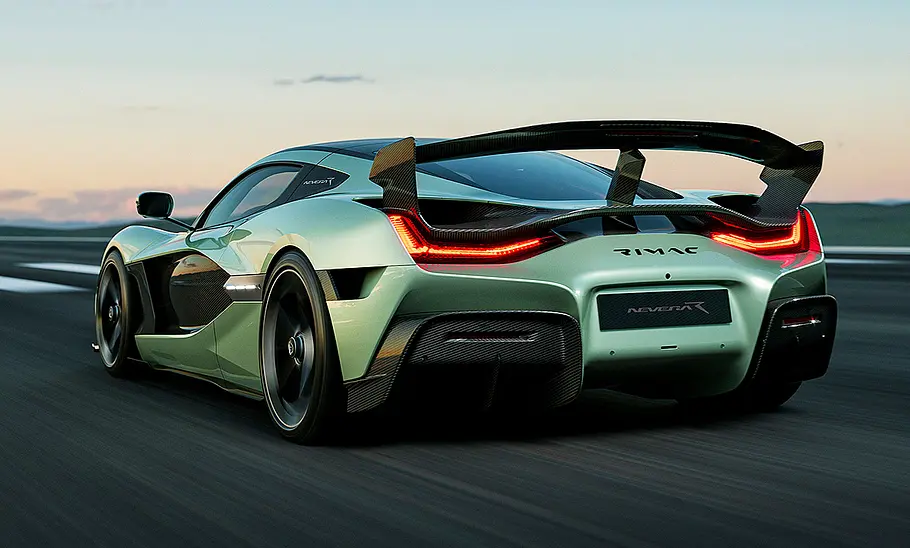 Rimac Nevera R (2024); Supersportler; Hypercar; Elektroauto; fahrend; Außenansicht; Heckansicht