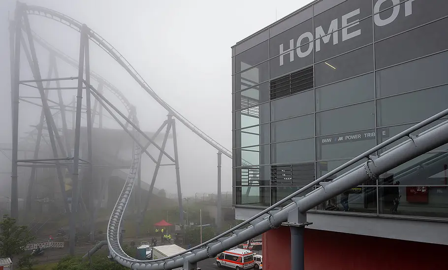 Ein Ausschnitt der Ring Racer Achterbahn im dichten Nebel.