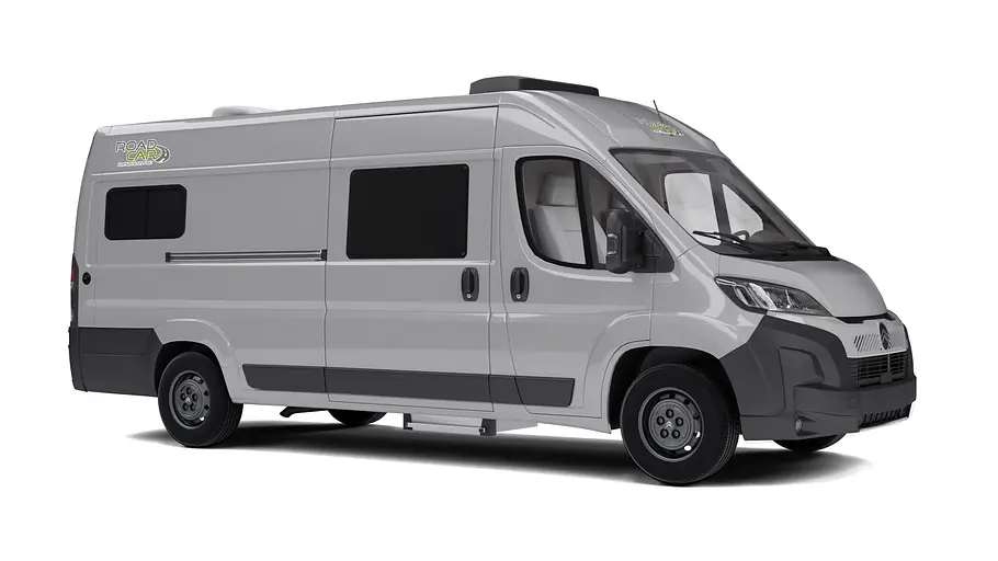 Der Roadcar R640 von schräg vorne rechts vor weißem Hintergrund.