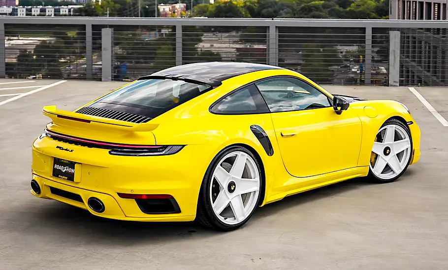 Porsche 911 Turbo S RS Edition von hinten stehend fotografiert.