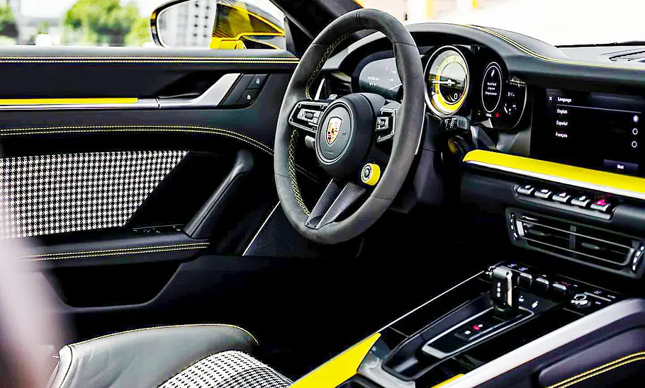 Das Cockpit des Porsche 911 Turbo S RS Edition.