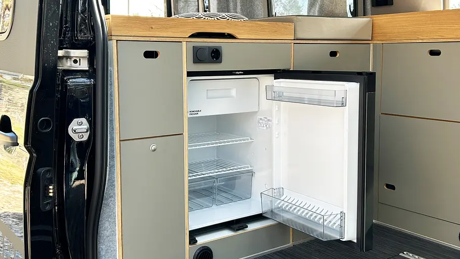 Der geöffnete Kühlschrank unter der Arbeitsfläche in der Küche des Rocket Mountain im Detail.