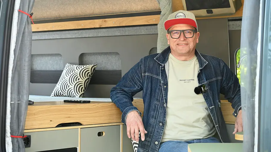 Rocket One L Rocket-Camper-Gründer und -Geschäftsführer Swen Dluzak im Rocket One L.