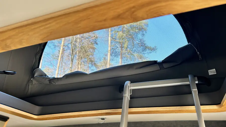 Blick in das geöffnete Aufstelldach des Rocket One XL.
