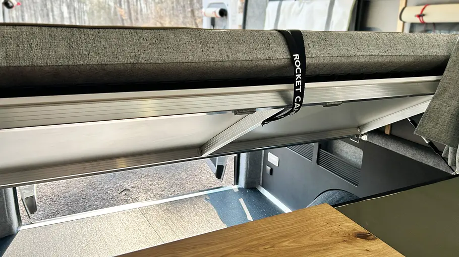 Das hochgeklappte Heckbett mit Blick in die Heckgarage aus der Küche des Rocket One XL.