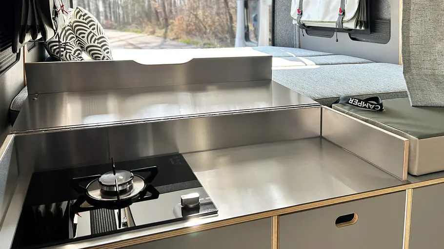 Die Arbeitsfläche samt Gaskocher in der Küche des Rocket One XL im Detail.