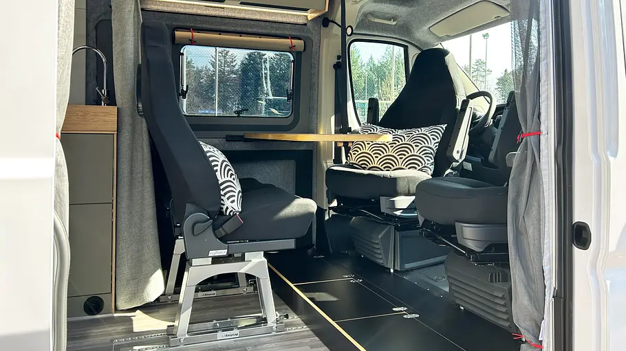 Blick durch die geöffnete Schiebetüre auf die Sitzgrupppe des Rocket One XL.