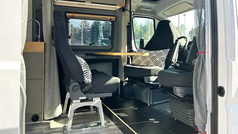 Blick durch die geöffnete Schiebetüre auf die Sitzgrupppe des Rocket One XL.