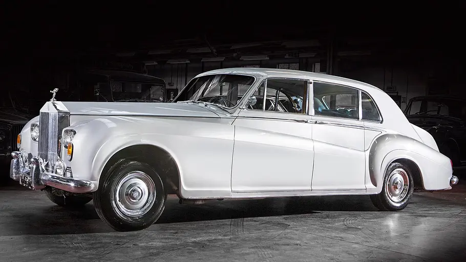 Rolls-Royce Phantom statisch von schräg vorne fotografiert. 