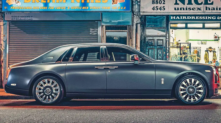 Rolls-Royce Phantom statisch von der Seite fotografiert. 
