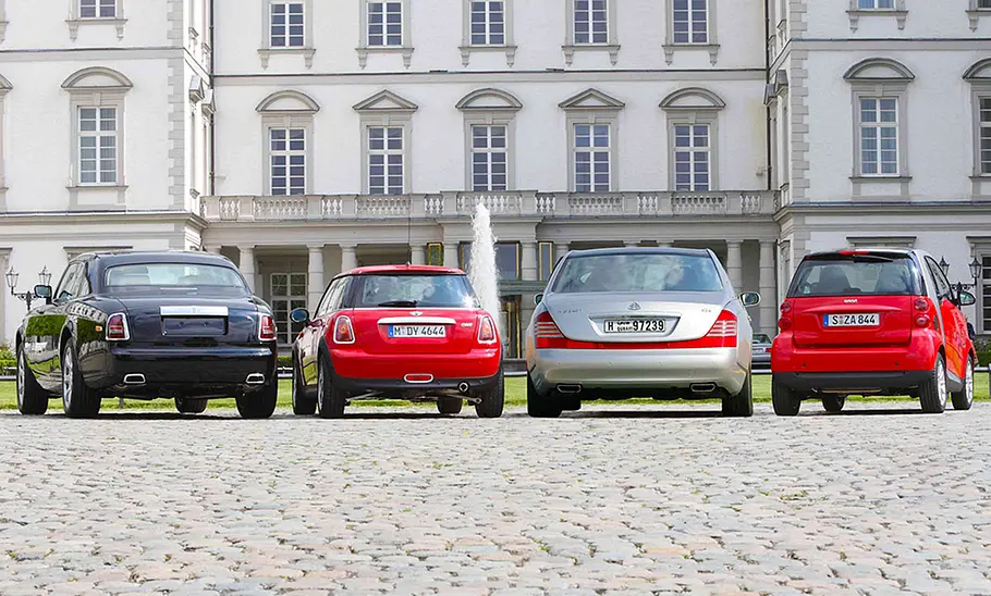 Rolls-Royce Phantom, Mini One, Maybach 62S und Smart Fortwo statisch von hinten fotografiert.