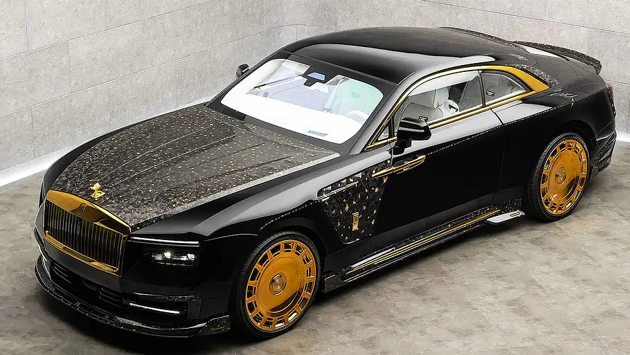 Rolls-Royce Spectre Mansory Linea DOro Der Rolls-Royce Spectre Mansory Linea DOro stehend von vorne
