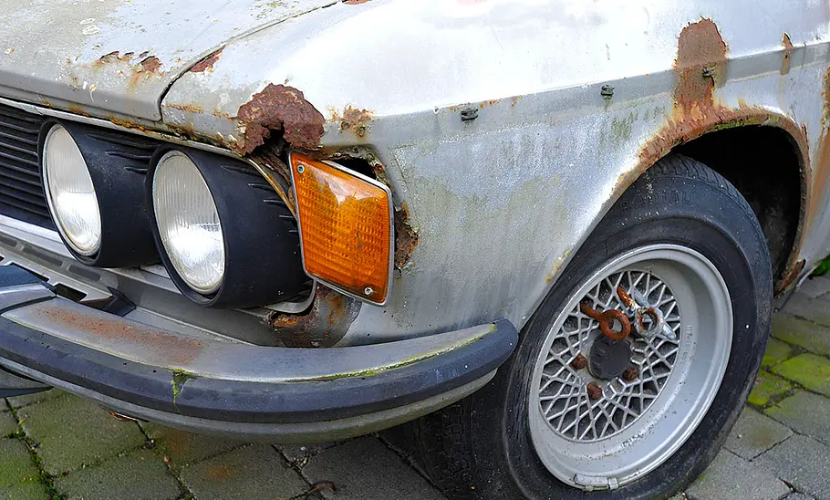 Ein rostiger BMW im Detail fotografiert.