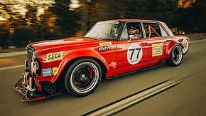 Mercedes-AMG 300 SEL 6.8 Replika S-Klub LA, fahrend fotografiert von schräg vorne. - Foto: S-Klub LA