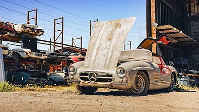 Ein Mercedes 300 SL stehend von schräg vorne - Foto: RM Sothebys