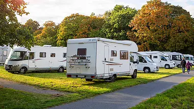 Ein Campingplatz mit Wohnmobilen. - Foto: iStock/Multiart