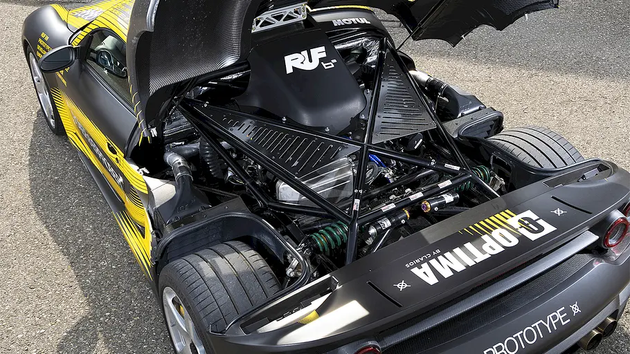 Blick in den Motorraum des Ruf B8.