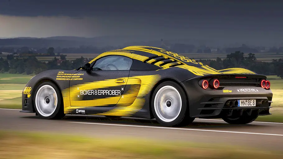 Blick von schräg hinten auf den fahrenden Ruf B8.