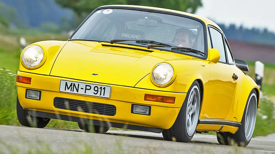 Der Ruf CTR fahrend schräg von vorne fotografiert.