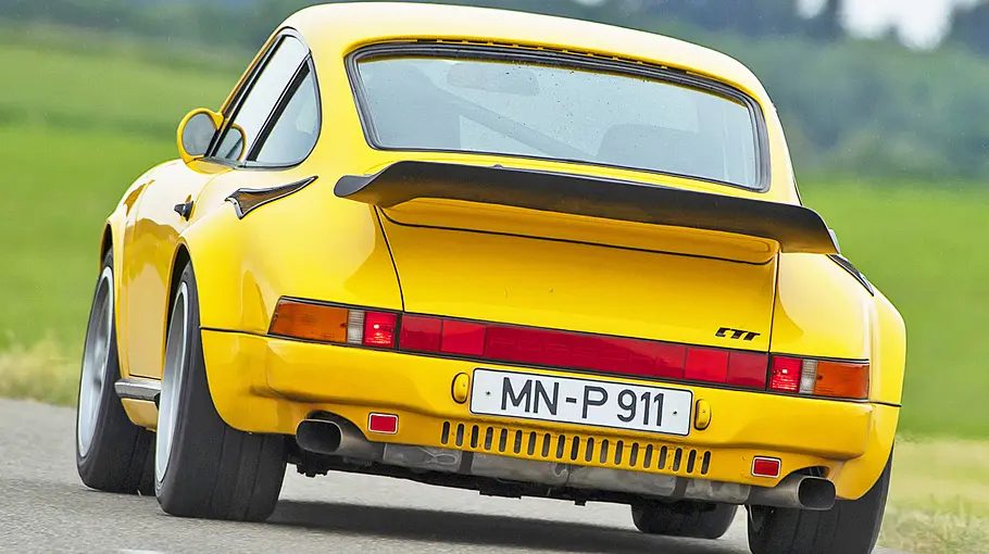 Der Ruf CTR fahrend von hinten fotografiert.