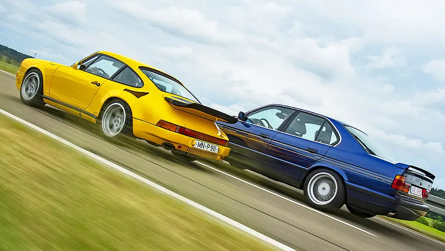 Der Ruf CTR und Alpina B10 fahrend schräg von hinten fotografiert.