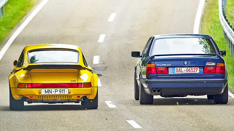 Der Ruf CTR und Alpina B10 fahrend von hinten fotografiert.