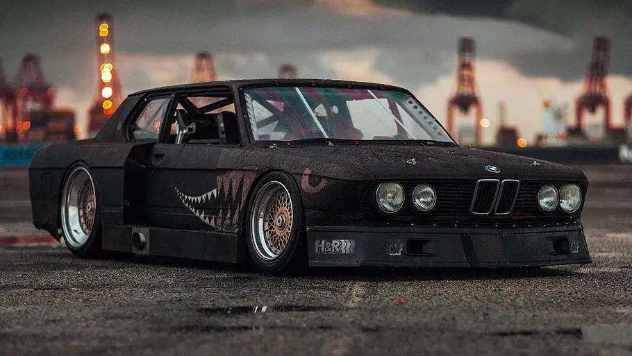 BMW E28 Rusty Slammington, fotografiert von schräg vorne.