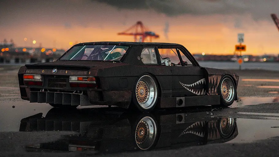 BMW E28 Rusty Slammington, fotografiert von schräg hinten.