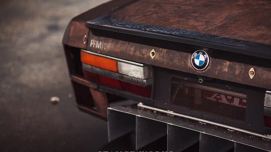 Heck des BMW E28 Rusty Slammington, fotografiert von hinten.