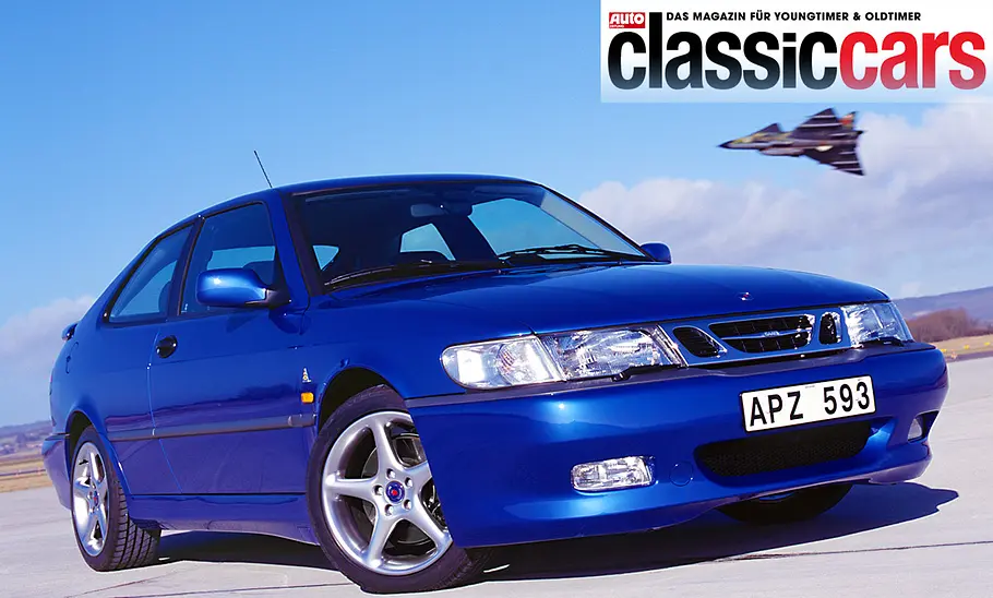 Saab 9-3 Viggen Coupé Saab 9-3 Viggen Coupé Frontansicht mit Viggen-Jet im Hintergrund