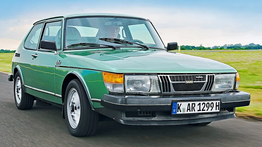 Der Saab 900 Turbo fahrend von vorne.