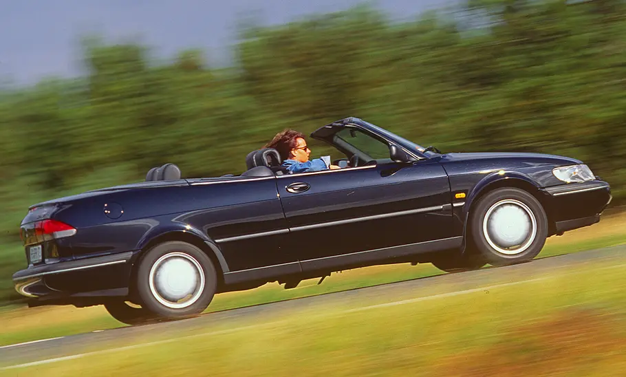 Das Saab 900 Cabrio fahrend seitlich.